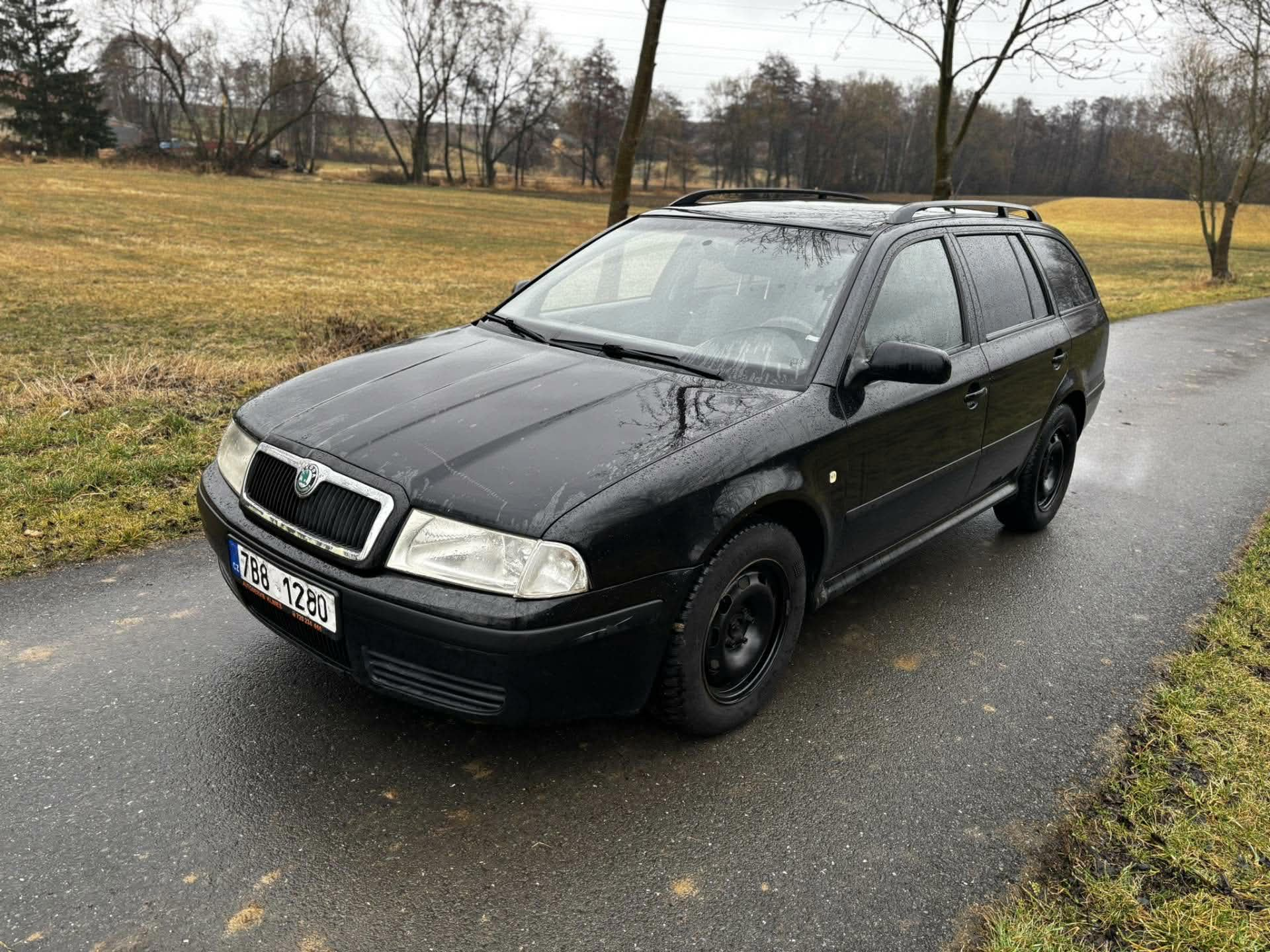 Černá Škoda Octavia s nákladním přívěsem